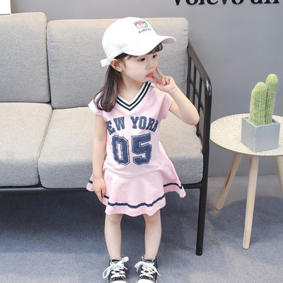 Bērnu sporta kleita ar īsām piedurknēm un špica kakla izgriezumu