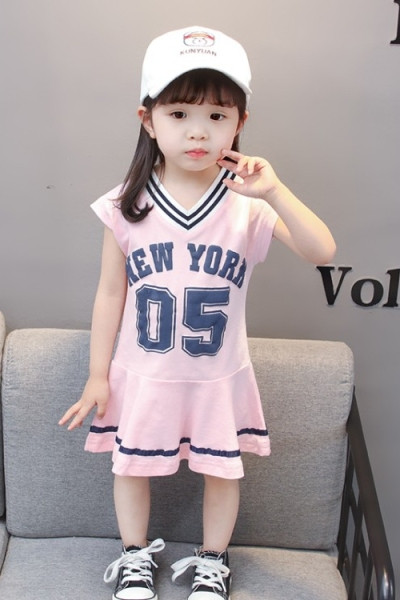 Bērnu sporta kleita ar īsām piedurknēm un špica kakla izgriezumu