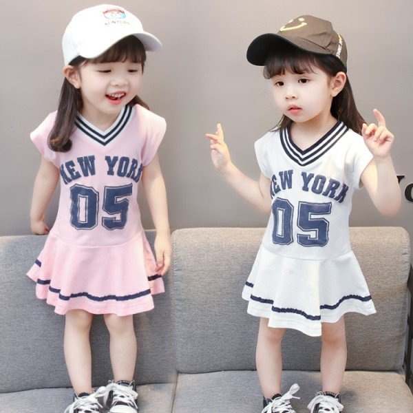 Bērnu sporta kleita ar īsām piedurknēm un špica kakla izgriezumu