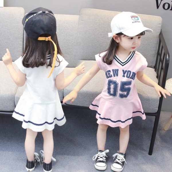 Bērnu sporta kleita ar īsām piedurknēm un špica kakla izgriezumu