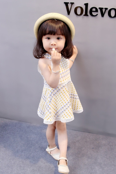 Gyerekruha hímzéssel és gombokkal