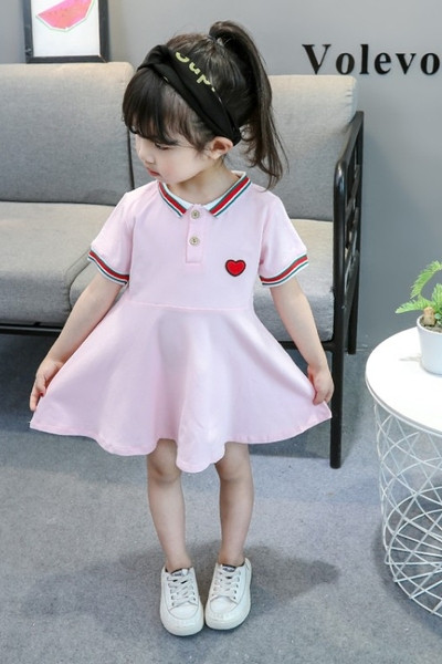 Alkalmi gyerekruha hímzéssel és klasszikus gallérral