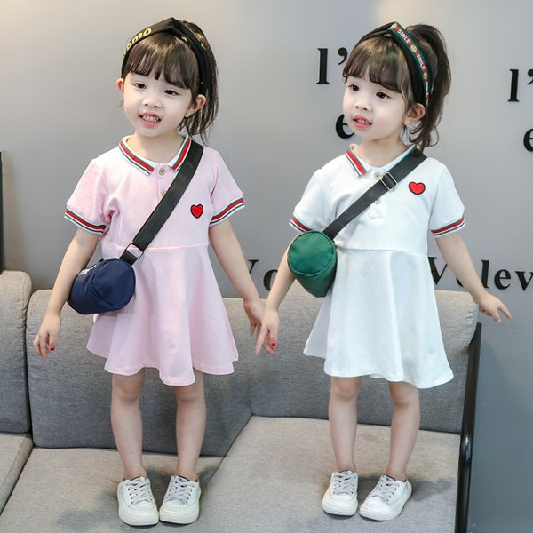 Alkalmi gyerekruha hímzéssel és klasszikus gallérral