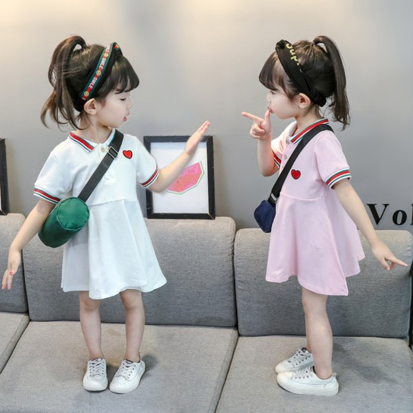 Alkalmi gyerekruha hímzéssel és klasszikus gallérral