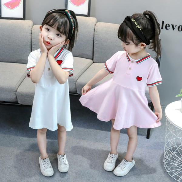 Alkalmi gyerekruha hímzéssel és klasszikus gallérral