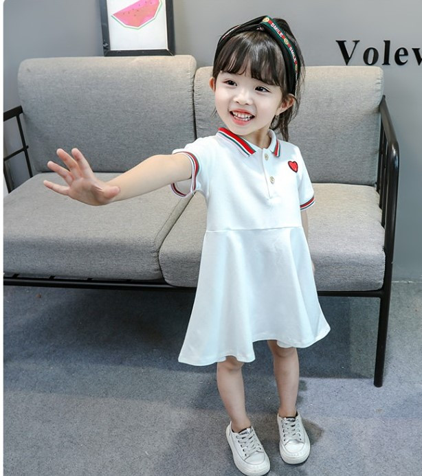 Alkalmi gyerekruha hímzéssel és klasszikus gallérral