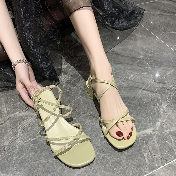 Lihtne ristrihmadega naiste sandaalide mudel