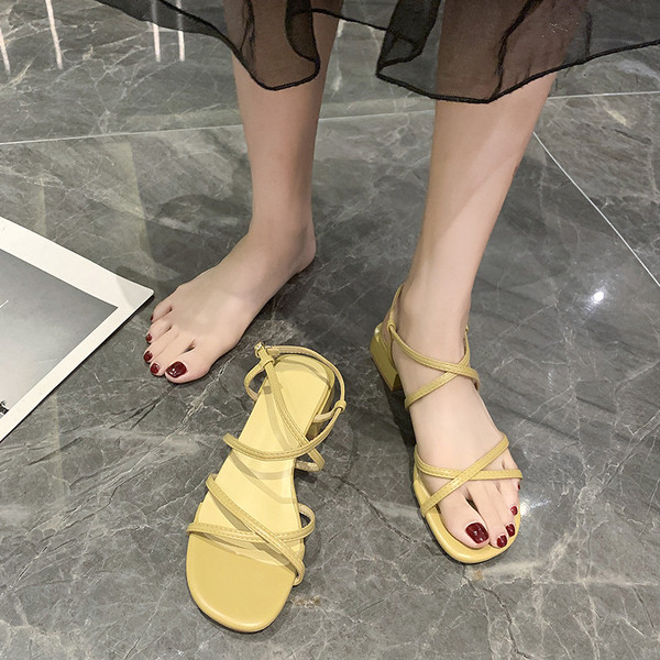 Lihtne ristrihmadega naiste sandaalide mudel