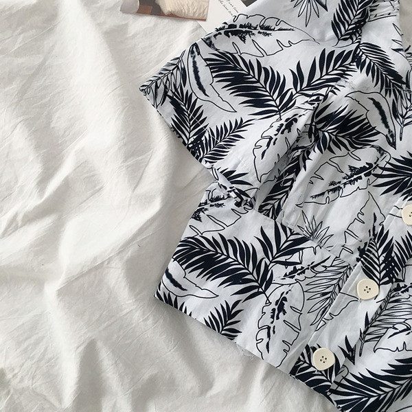 Alkalmi női ing gombokkal és virágmotívumokkal