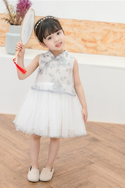 Gyerekruha hímzéssel és tüllel