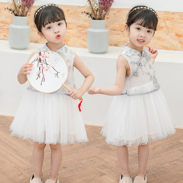 Gyerekruha hímzéssel és tüllel