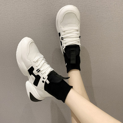 Kareda talla ja värviliste paeltega moodsad naiste tossud