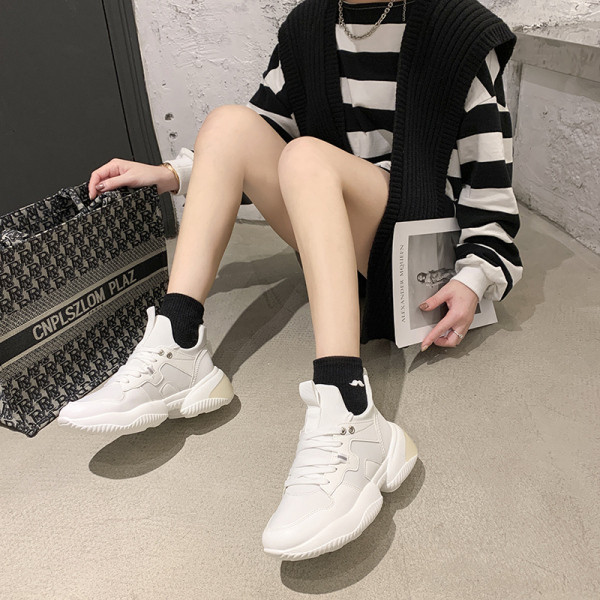 Kareda talla ja värviliste paeltega moodsad naiste tossud