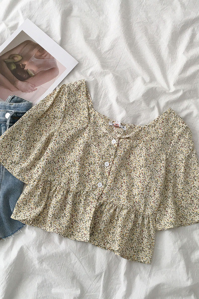 Retro stila sieviešu krekls ar ziedu motīviem un pogām