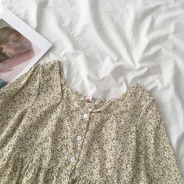 Retro stila sieviešu krekls ar ziedu motīviem un pogām
