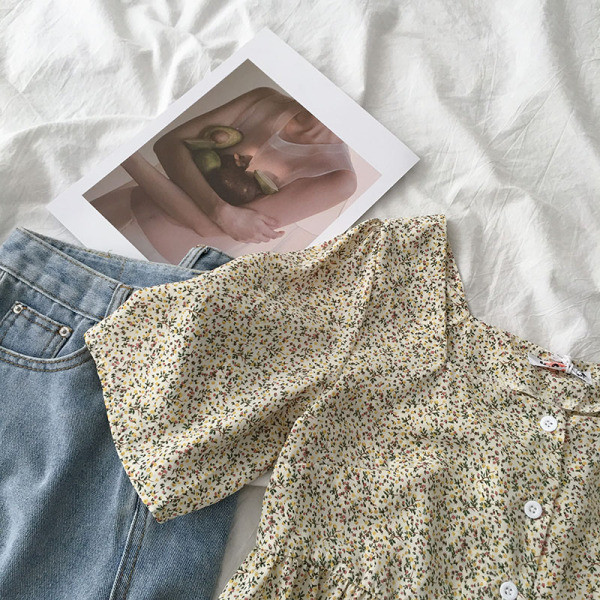 Retro stila sieviešu krekls ar ziedu motīviem un pogām