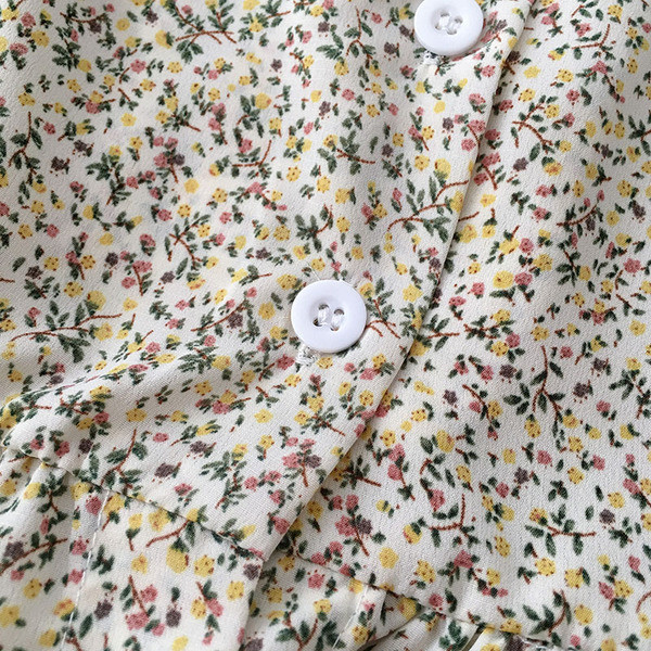 Retro stila sieviešu krekls ar ziedu motīviem un pogām