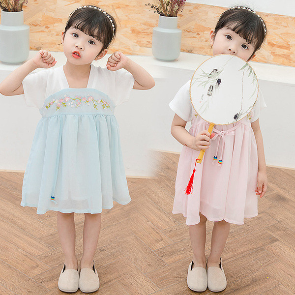 Modern gyerekruha nyakkendővel és hímzéssel