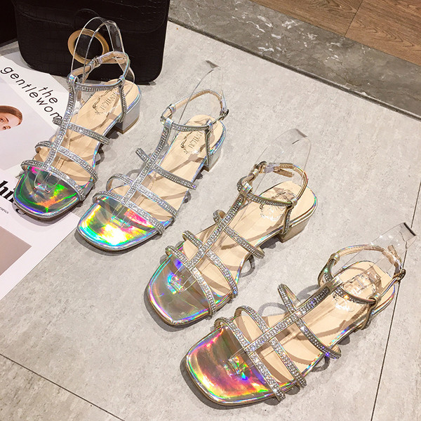 Modern női szandál kövekkel és vastag sarokkal