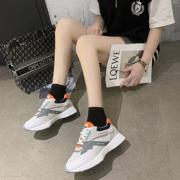 Sportos-alkalmi női tornacipő lapos talppal