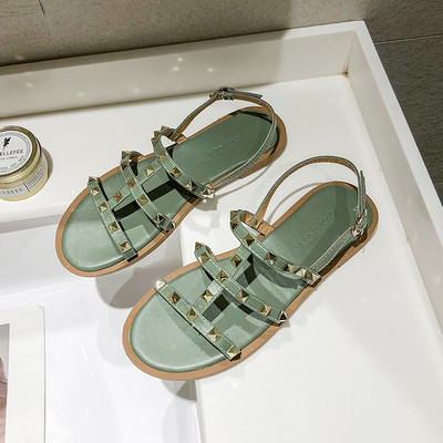 Modern női szandál fém elemekkel, lapos talppal