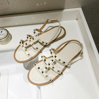 Modern női szandál fém elemekkel, lapos talppal