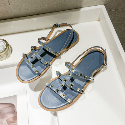 Modern női szandál fém elemekkel, lapos talppal