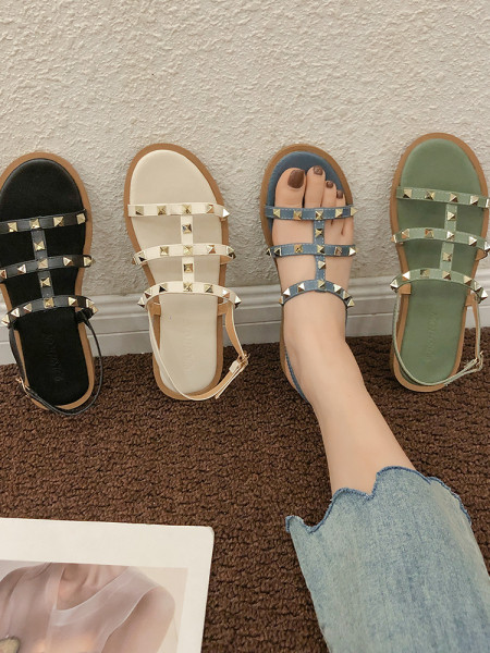 Modern női szandál fém elemekkel, lapos talppal