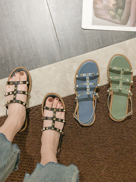 Modern női szandál fém elemekkel, lapos talppal