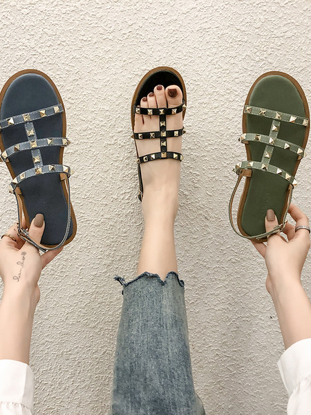 Modern női szandál fém elemekkel, lapos talppal