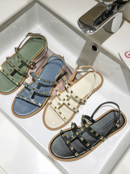 Modern női szandál fém elemekkel, lapos talppal