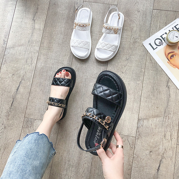 Eko bőrből készült modern női szandál fém lánccal