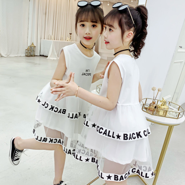 Moderna bērnu kleita ar tillu un uzrakstiem