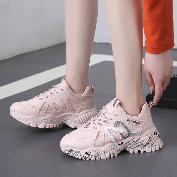 Sport és alkalmi női tornacipő durva talppal