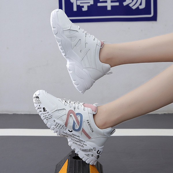 Sport és alkalmi női tornacipő durva talppal