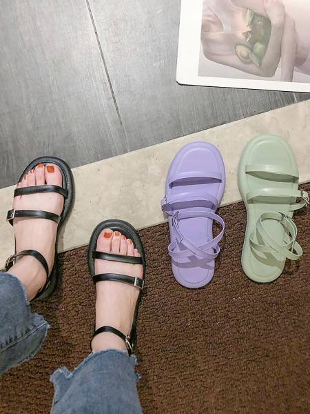 Eko bőrből készült alkalmi női szandál fém csatokkal