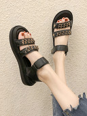 Aktuális női szandál magas talppal, fém láncokkal