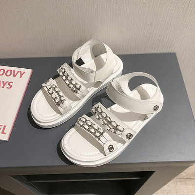 Aktuális női szandál magas talppal, fém láncokkal