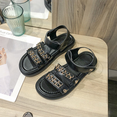 Aktuális női szandál magas talppal, fém láncokkal