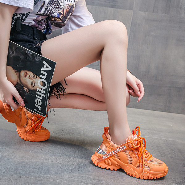 Színes fűzős, durva talpú női tornacipő