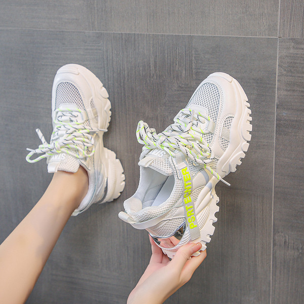 Színes fűzős, durva talpú női tornacipő