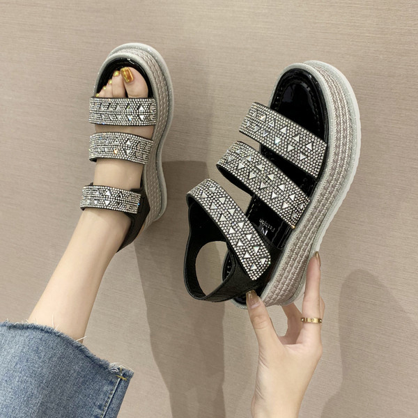 Női modern szandál magas talppal