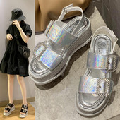 Modernas sieviešu sandales ar augstām zolēm un metāla sprādzēm