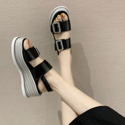 Modernas sieviešu sandales ar augstām zolēm un metāla sprādzēm