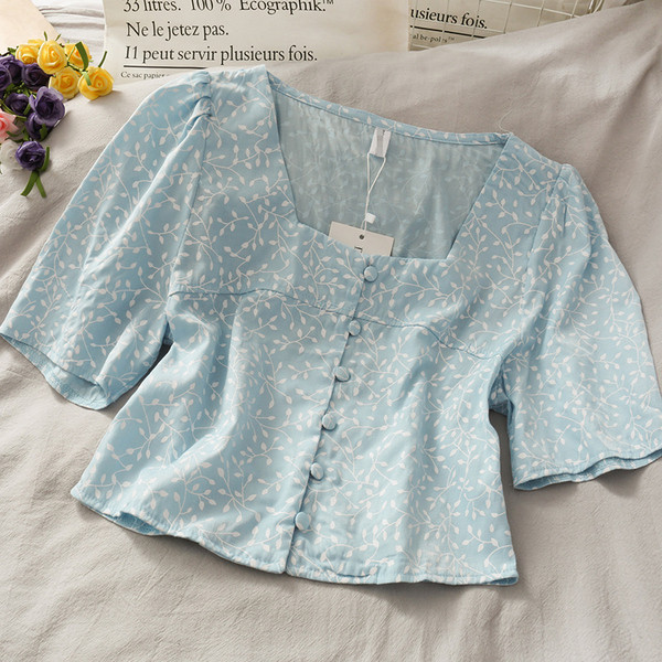 Rövid női ing négyzet alakú nyakkivágással és rövid ujjú