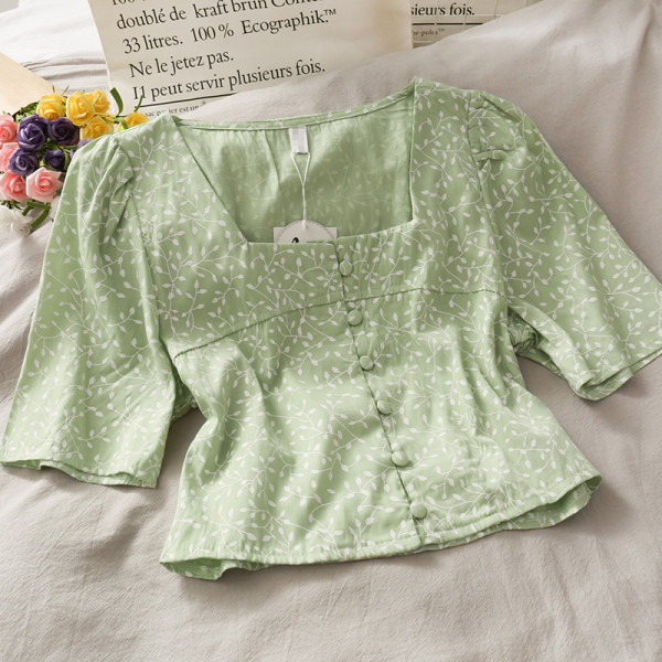 Rövid női ing négyzet alakú nyakkivágással és rövid ujjú