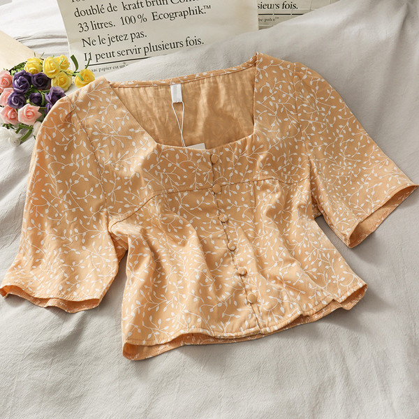 Rövid női ing négyzet alakú nyakkivágással és rövid ujjú