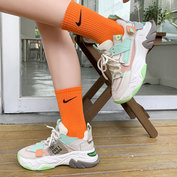 Női sport- és alkalmi tornacipő színes talppal