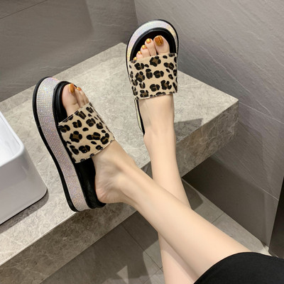 Modern női papucs magas talppal