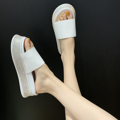 Modern női papucs magas talppal